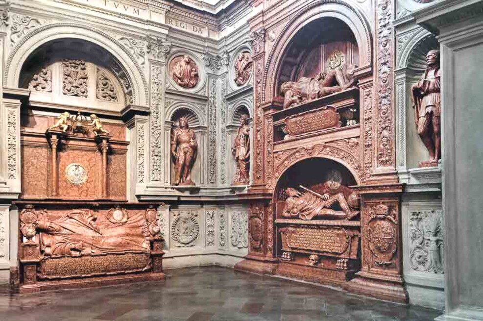 Cappella di Sigismondo capolavoro del rinascimento italiano La cappella di sigismondo con tante tombe illustri incassate nelle pareti e decoratissime con statue e incisioni.