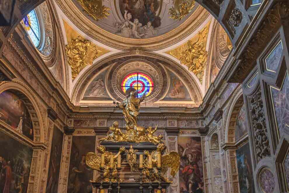  Interno della chiesa dei Domenicani a Cracovia, con una statua dorata nella cappella del rosario.