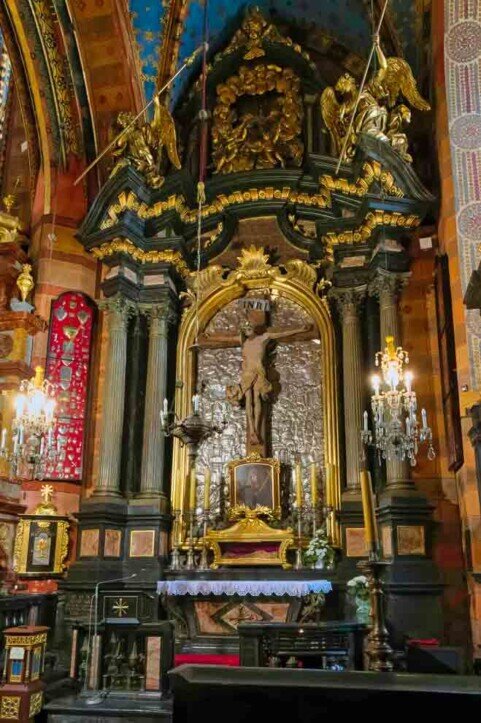 Il Crocifisso di Slacker realizzato da Veit Stoss Un crocefisso in pietra realizzato da Veit Stoss nella basilica di santa maria.