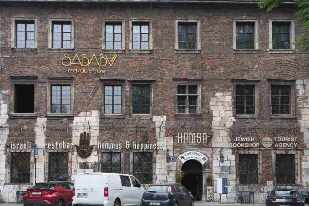 Vecchio edificio con negozi ebraici nel quartiere Kazimierz.