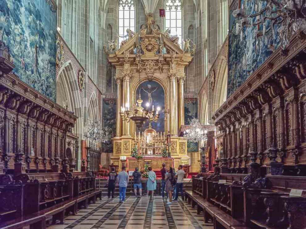 L‘altare maggiore, opera dell’architetto italiano Giovanni Battista Gisleni Un grande altare con al centro un notevole dipinto della crocifissione.