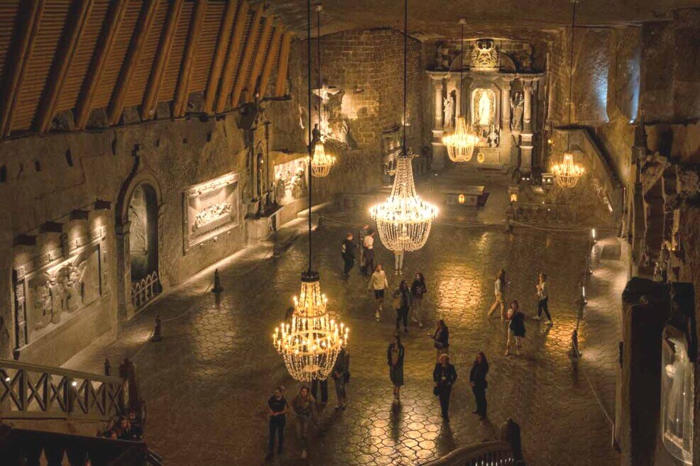 Una cattedrale con immensi lampadari tutto fatto col sale.