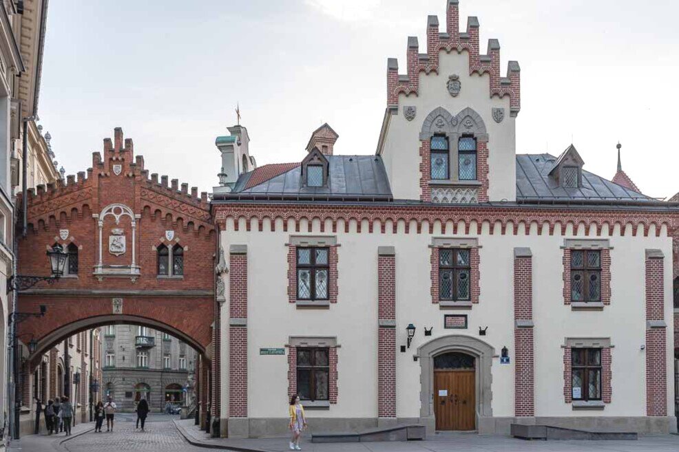 Edificio con un grande arco nel centro della città, Museo Czartoryski, simbolo di arte e cultura storica.
