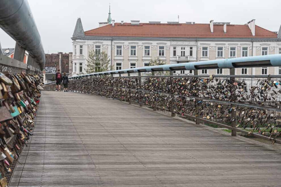 Il Ponte Bernatka con le ringhiere interamente ricoperte di lucchetti.