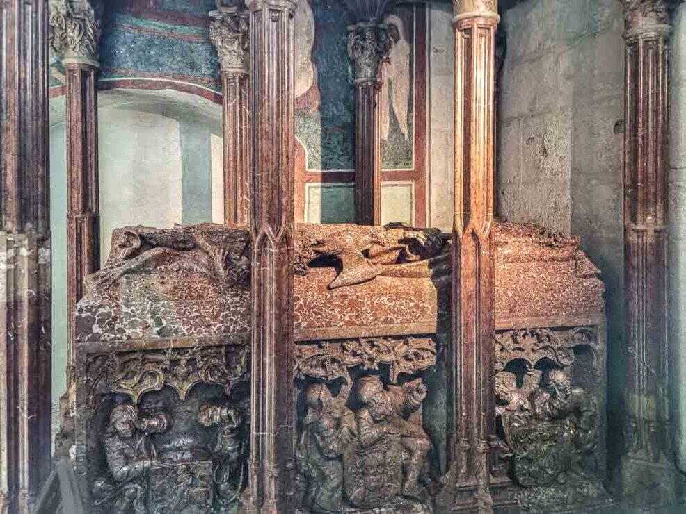 Cappella di Santa Croce. La tomba di Casimiro IV Jagellon Sarcofago in marmo impreziosito da sculture.