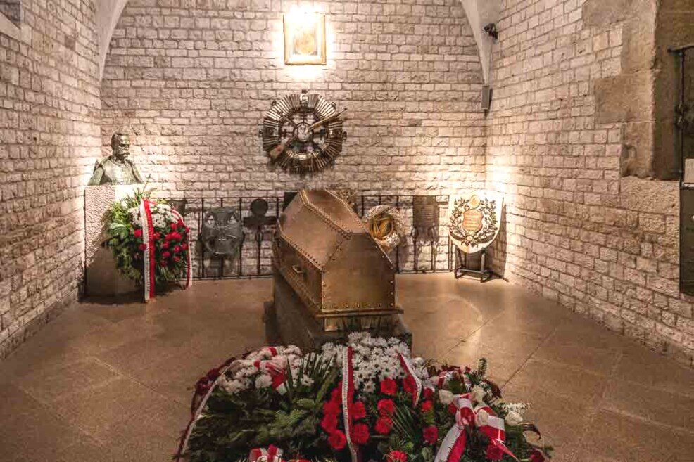 Tomba dello statista polacco Jozef Pilsudski Sarcofago all'interno di una cappella con corone di fiori e stemmi.