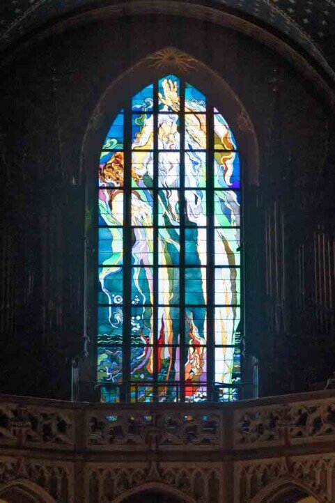 Una vetrata pitturata con la figura di Dio Padre nella Basilica di San Francesco d'Assisi.