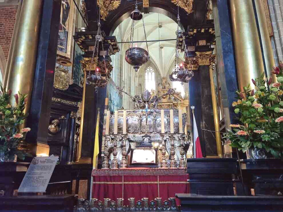 Sarcofago barocco di San Stanislao Altare con un sarcofago barocco in argento si san stalinslao
