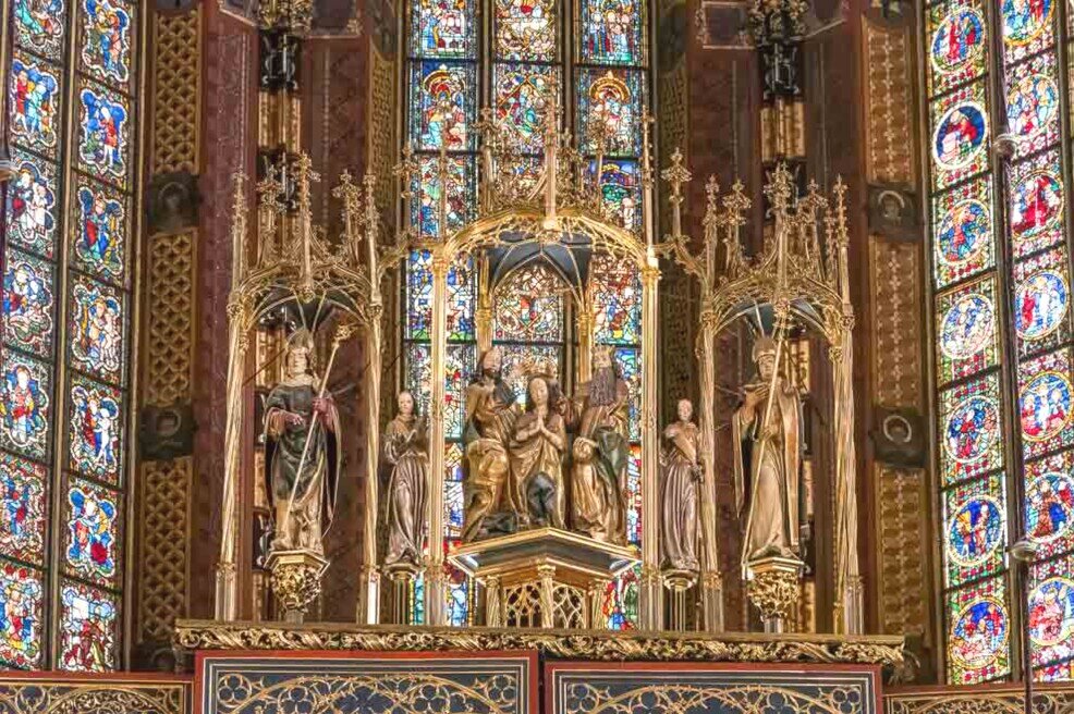 Altare con San Stanislao patrono di Polonia Un altare riproducente la figura di Maria e Santo Stanislao patrono di Polonia.