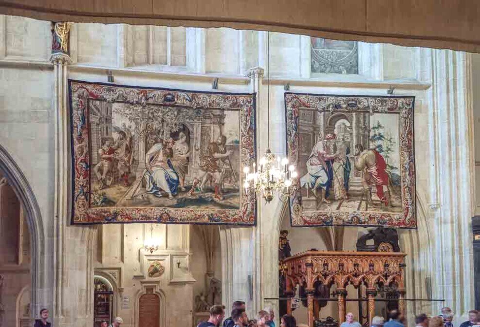 Arazzi nella Cattedrale di Wawel Due grandi arazzi lungo il colonnato della cattedrale di wawel.
