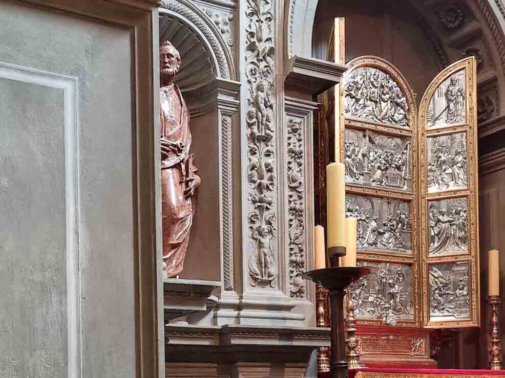 Cappella di Sigismondo contiene l’altare finanziato da Sigismondo il Vecchio Un altare con sculture in argento nella Cappella di Sigismondo.