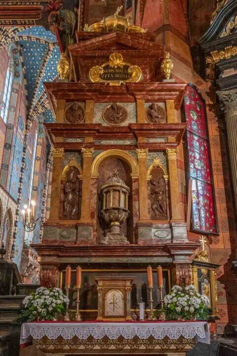 Ciborio a forma di edificio sacro Tabernacolo che sovrasta l'altare a forma di edificio sacro.