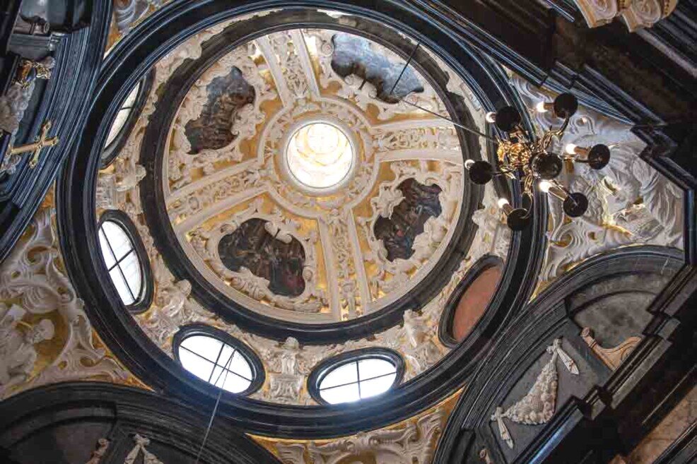 Cupola della Cattedrale di Wawel Cupola della cattedrale di wawel decorata con intsarsi color oro e cornici scure.