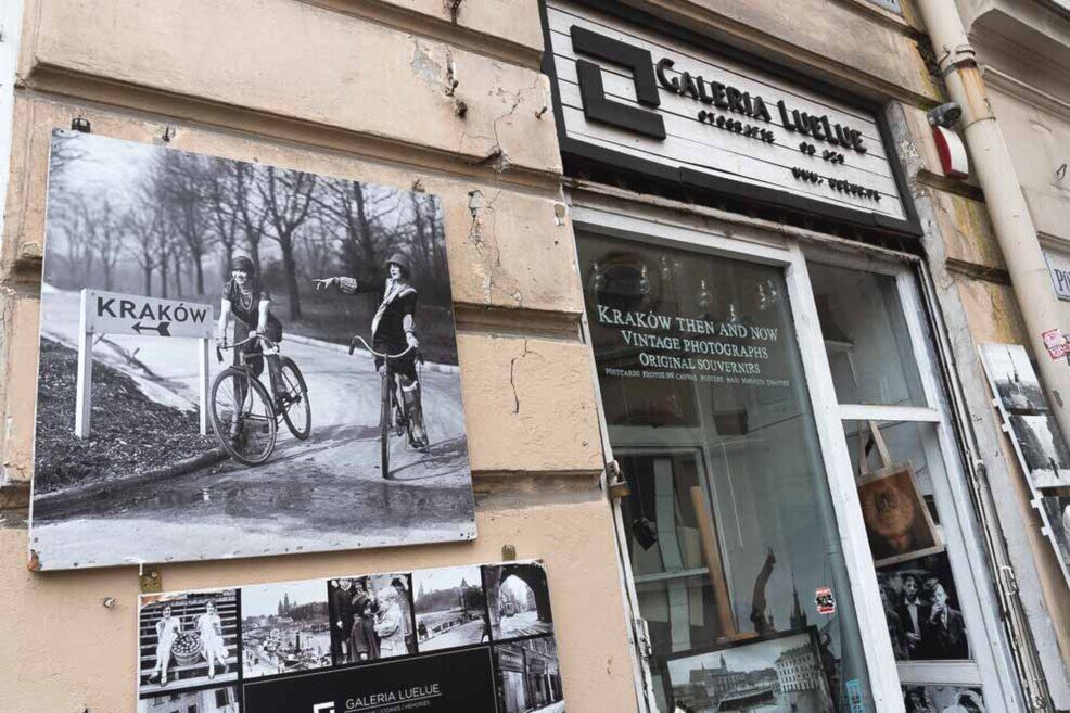 Foto esposte attorno all'ingresso di un vecchio negozio di un fotografo.