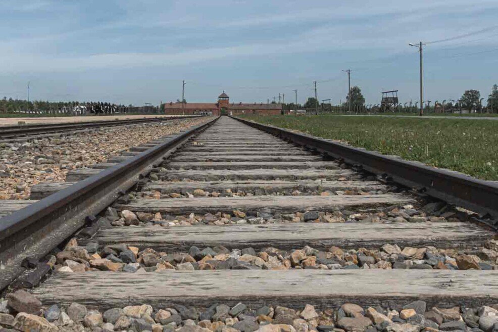 Un binario lunghissimo che porta all'ingresso del campo di concentramento di Birkenau.