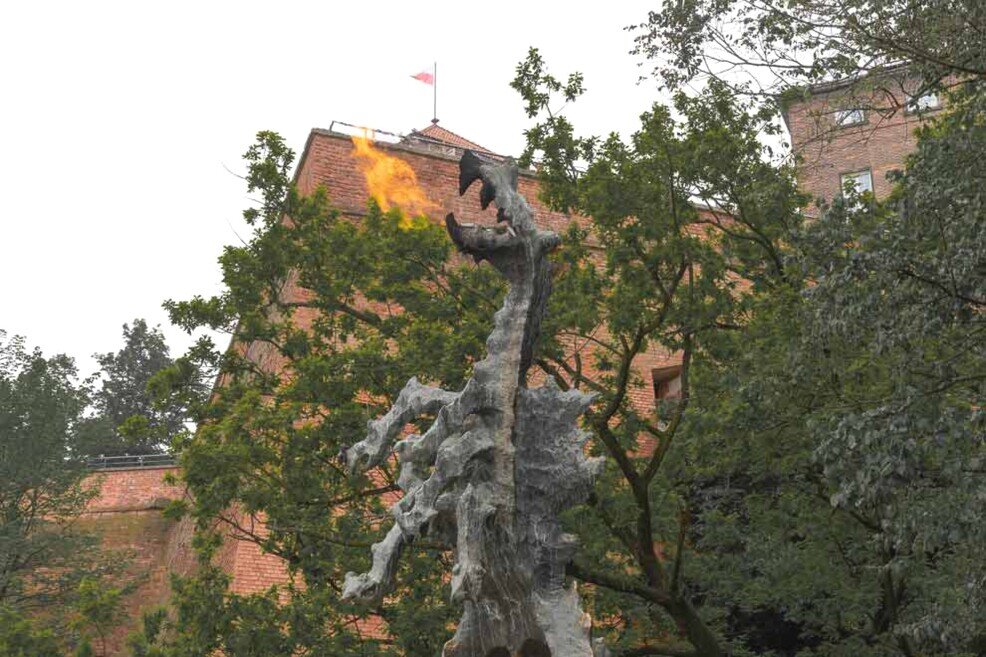 Un grande drago in pietra al castello di wawel.