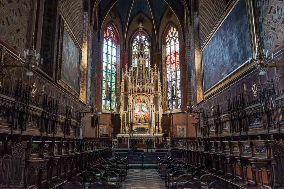 Interno della chiesa della Santa Croce a Cracovia, con l'altare maggiore della Basilica di San Francesco d'Assisi.