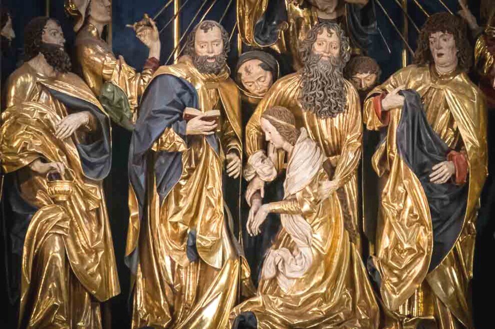 Le figure principali dell'altare maggiore Rilievi dorati dei personaggi raffigurati nell'altare maggiore.