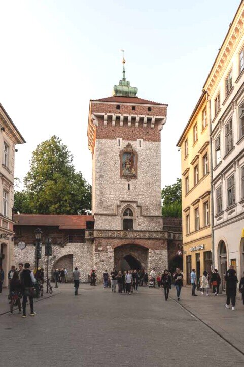 Alte mura con al centro una torre medievale la cui porta dava alla strada per il castello di wawel.