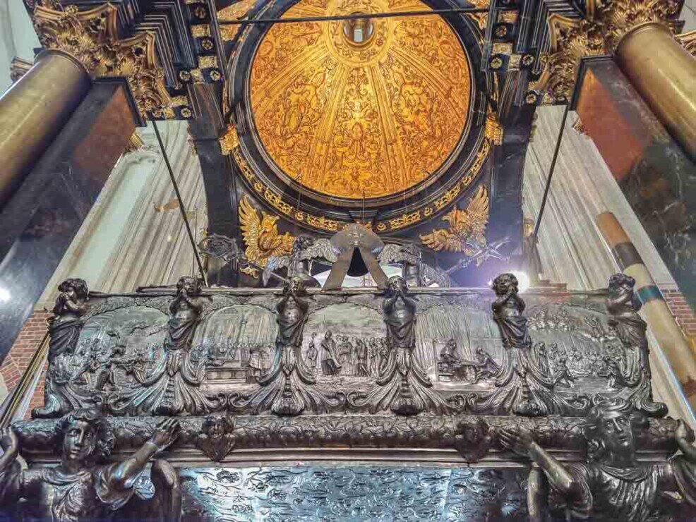 Sarcofago di San Stanislaoe la cupola della Cattedrale Il sarcofago d'argento di San Stalinslao e la cupola dorata della Cattedrale di Wawel.