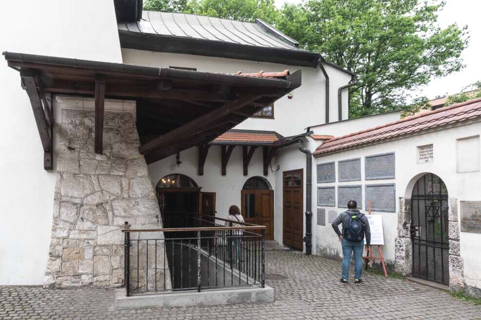 Entrata alla sinagoga di Remuh con a finaco un cancello d'ingresso al piccolo cimitero.