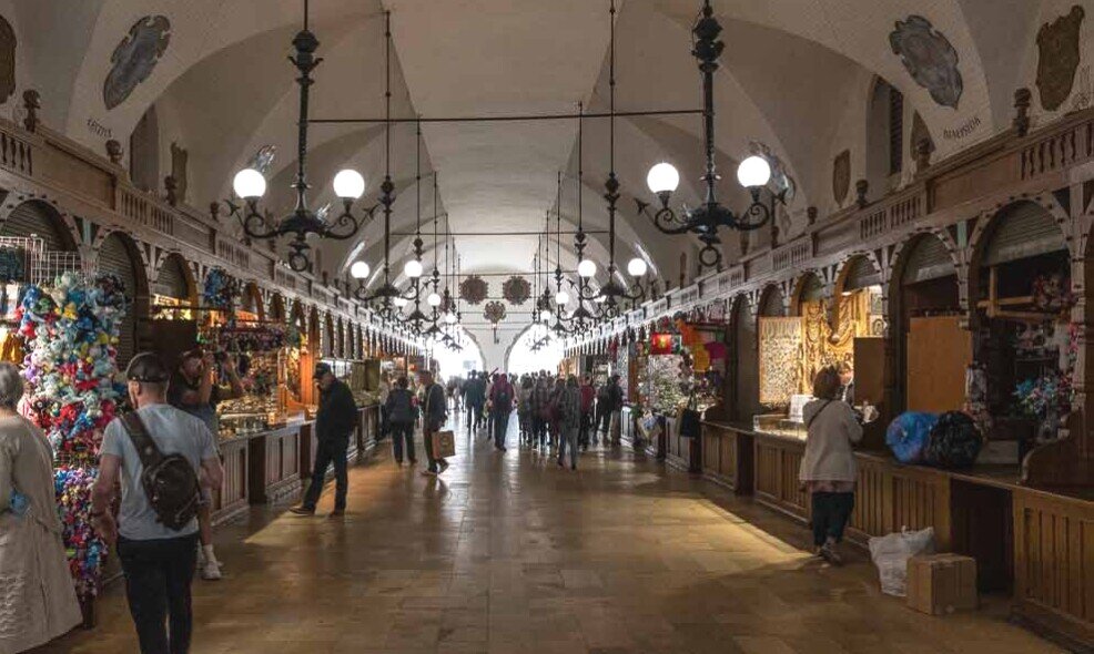 Un tunnel con ai lati tanti negozi a Cracovia.