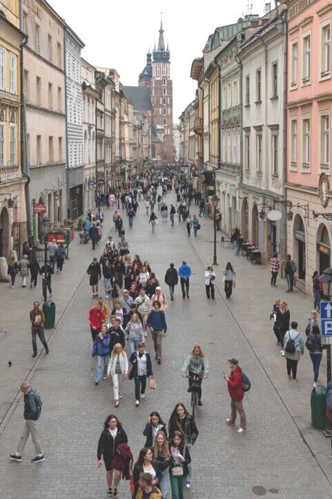 La via Florianska una strada pedonale piena di gente e di negozi e ristoranti.