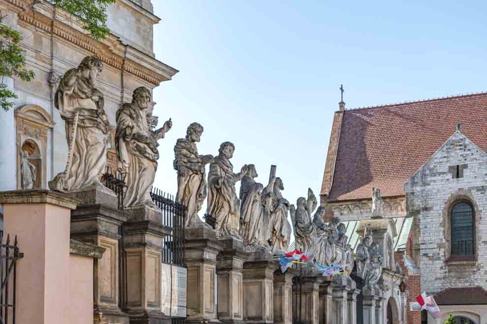 La cancellata della chiesa dove si ergono le statue dei dodici apostoli.