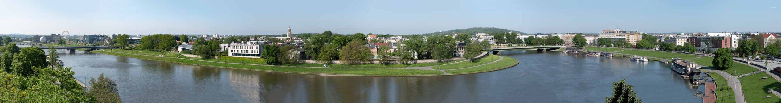 Panorama allargato che si affaccia sul fiume Vistola a Cracovia