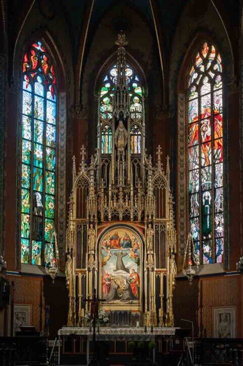 Un altare con l'affresco di san francesco d'assisi.