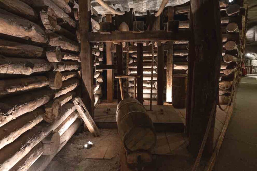 Miniera del sale grotta Ursula Travi di legno di sostegno all'interno di una grotta di sale.