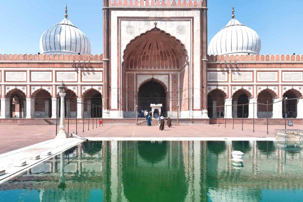 La moschea Jama di Delhi si erge al centro di un grande cortile con vasca per le purificazioni e rappresenta un importante luogo di culto.