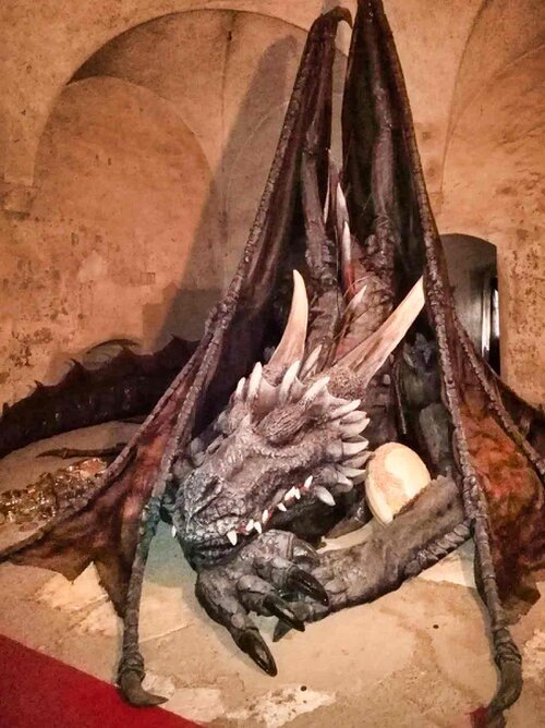 All'interno del castello un'opera d'arte che raffigura un drago dotato di enormi ali e denti aguzzi che affonda nelle leggende e in racconti fantastici e misteriosi.