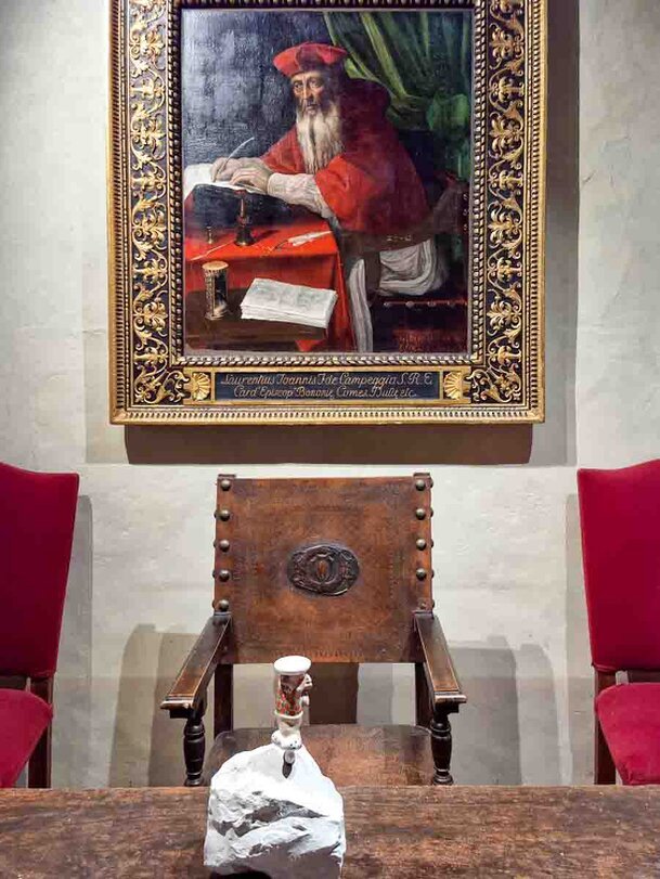La Stanza del Conte Lorenzo, prende il nome dal prezioso ritratto che raffigura il conte intento a scrivere una lettera: un’immagine che racconta perfettamente la vita e il ruolo di uno dei personaggi più illustri della storia della Rocca.