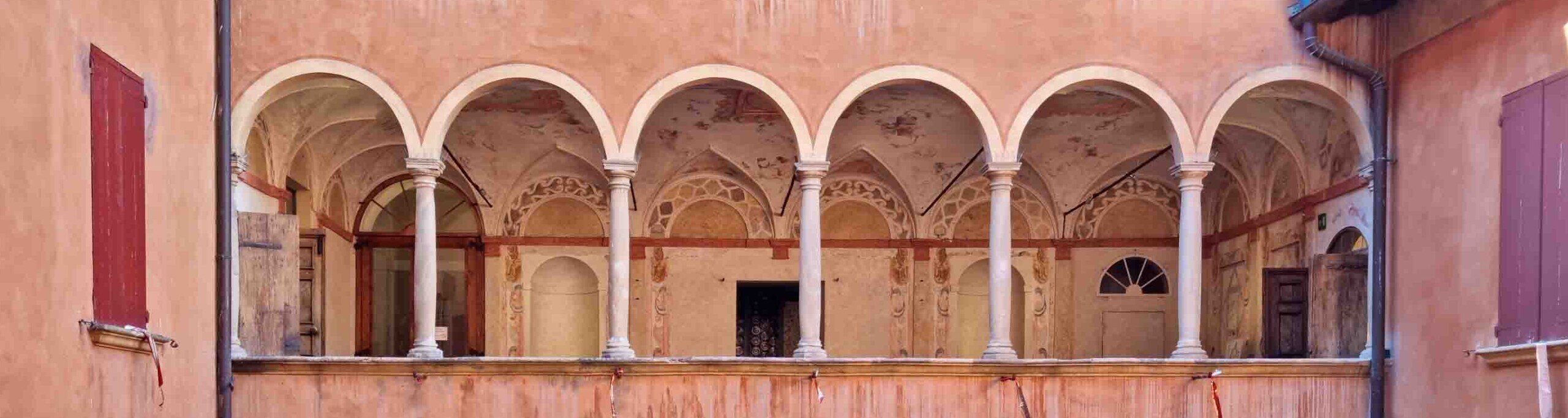 Arcate e decorazioni sulle pareti interne del cortile della Rocca di Dozza.