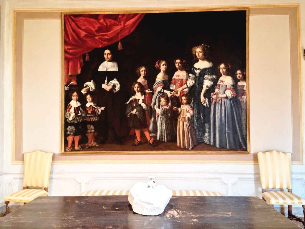 Ritratto di Tommaso Campeggi e della sua famiglia che immortala il marchese, la moglie e i loro dieci figli con i costumi dell'epoca.