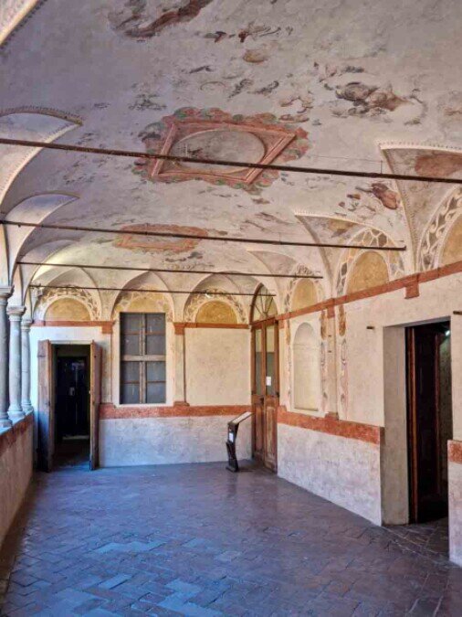 Il loggiato al primo piano che si affaccia al cortile della Rocca di Dozza con decorazioni alle pareti e sul soffitto col gusto estetico delle famiglie nobili che vi abiatavano.
