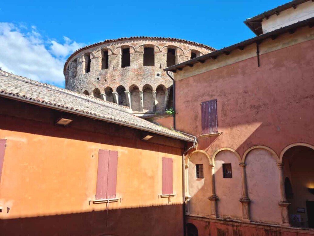 Dal secondo piano della Rocca si intravede una delle torri simbolo del passato militare del castello.