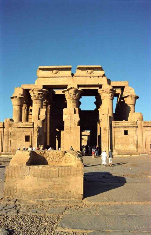 L'accesso al tempio di Kom Ombo formato da due ingressi con ai lati alte colonne a formsa di papiro.