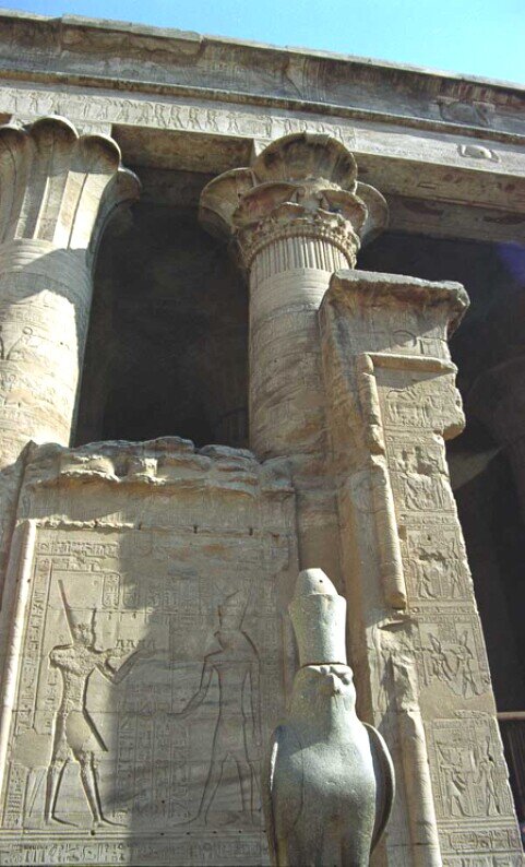 Falco in granito che rappresenta il dio Horus a guardia del suo tempio con lunghe colonne decorate con capitelli floreali.