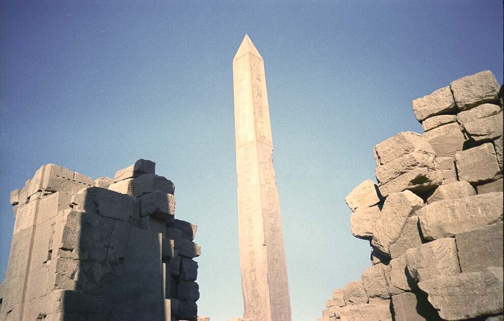 Tra due grandi colonne di pietra si erge in altezza l'obelisco di Hatshepsut.