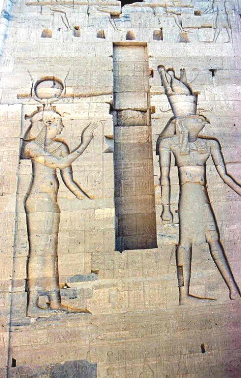 Rilievi scolpiti sulle pareti del tempio nell’isola di  di File, con divinità rappresentate in pose rigide e frontali, ma con il corpo “di profilo composito” (testa e gambe di lato, busto frontale), tipico dello stile egizio.