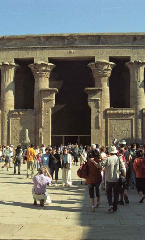 Ingresso al tempio di Horuscon le colonne riccamente decorate e le pareti in pietra color oro sono ricoperte di rilievi degli dei Horus e Hathor.