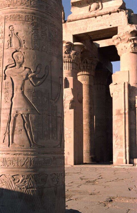 Colonna di Kom Ombo, grande e scolpita con dettagli intricati, simbolo della magnificenza architettonica egizia.