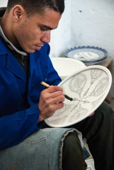 Fez, artigiano dipinge ceramica. Fez, artigiano dipinge con maestria un piatto in ceramica.