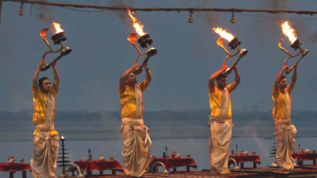 Cerimonia Aarti mattutino a Varanasi Un gruppo di sacerdoti induisti esegue un rituale col fuoco durante la cerimonia Aarti a Varanasi.