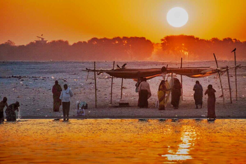 Sole che sorge sul Gange L'Aarti dà Il benvenuto al nuovo giorno regalando anche un'alba spettacolare, creando l'atmosfera giusta per un bagno dei devoti nel fiume.