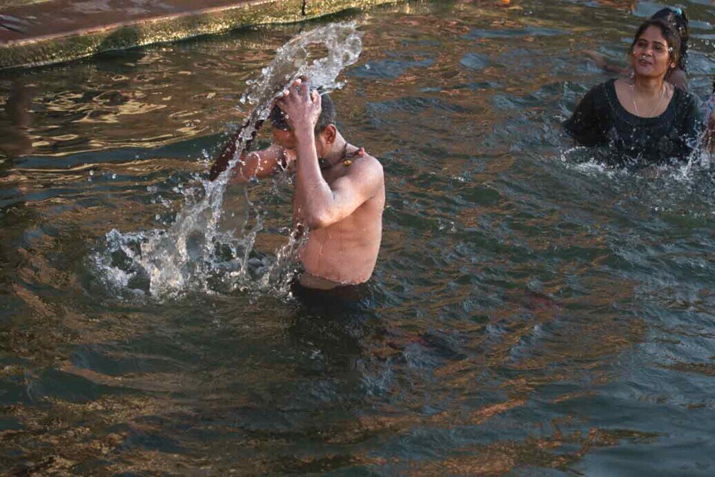 Purificazioni sul Gange Uomo si getta l'acqua del Gange sul capo per purificarsi.