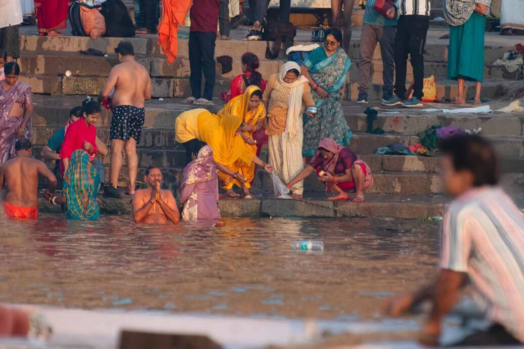 Pellegrini si immergono nel Gange Gruppo di pellegrini si immerge nel gange e prega.