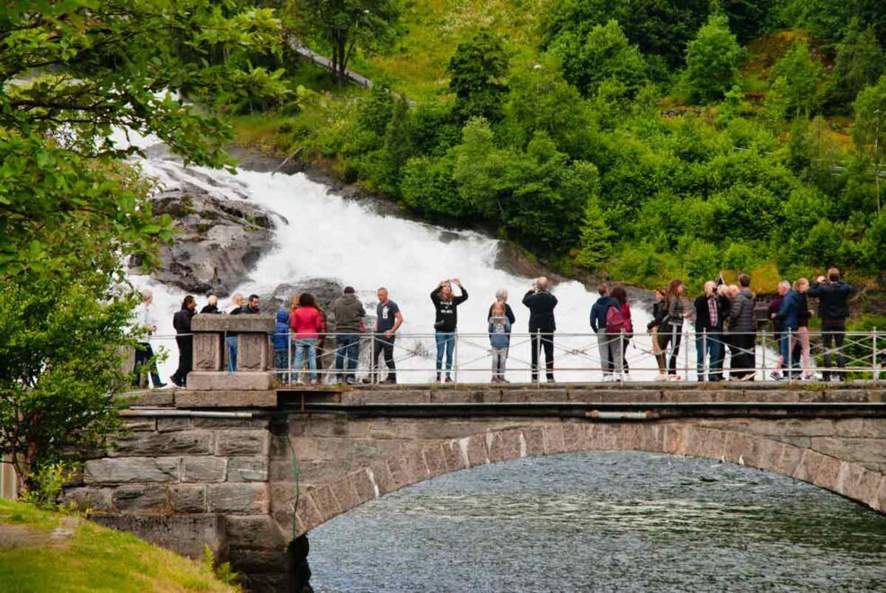 Uno dei ponti di Hellesylt Uno dei due ponti del 900 di Hellesylt attraverso il quale affluisce l'acqua di una cascata.